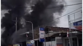 Kebakaran hebat menimpa sebuah toko barang kelontong, termasuk bahan bakar minyak dalam bentuk Pom Mini, di Desa Sidorejo, Kecamatan Kebonsari, Madiun, Jawa Timur, terbakar hebat, Kamis (19/02/2026). Foto: kredonews.com/ bambang tjuk winarno