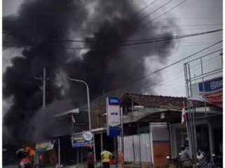 Kebakaran hebat menimpa sebuah toko barang kelontong, termasuk bahan bakar minyak dalam bentuk Pom Mini, di Desa Sidorejo, Kecamatan Kebonsari, Madiun, Jawa Timur, terbakar hebat, Kamis (19/02/2026). Foto: kredonews.com/ bambang tjuk winarno