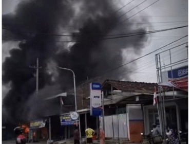 Kebakaran hebat menimpa sebuah toko barang kelontong, termasuk bahan bakar minyak dalam bentuk Pom Mini, di Desa Sidorejo, Kecamatan Kebonsari, Madiun, Jawa Timur, terbakar hebat, Kamis (19/02/2026). Foto: kredonews.com/ bambang tjuk winarno