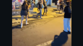 Gempa berkuatan magentuo 6.5 guncang Pacita tersa hingga di bebagai wilayah. Tampak sejumlah orang yang sedang nongkrong di warung kopi, kafe si Jogja buyar, keluar arena berteriak gempa...gempa, tetapi gempa ini belum ada laporan terjadi korban. Foto tangkap layar v ideo Instagram@masbee