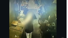 Geger isu pria memanggul mayat keliling di Kampung Tambora, jakarta. Polisi pun akhirnya melakukan penyelidikan dan menemui pria itu di rumahnya, ternya ia memanggul biawak besar. Foto: Instagram@inilahcom