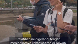 Warga sipil negara Taiwan rutin menggelar pelatihan menggunakan telekomunikasi walkie talkir, menghadapi blokade internet dan serangan dari China. Foto: Instagram@metrotv