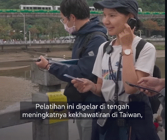 Warga sipil negara Taiwan rutin menggelar pelatihan menggunakan telekomunikasi walkie talkir, menghadapi blokade internet dan serangan dari China. Foto: Instagram@metrotv