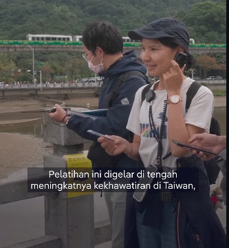 Warga sipil negara Taiwan rutin menggelar pelatihan menggunakan telekomunikasi walkie talkir, menghadapi blokade internet dan serangan dari China. Foto: Instagram@metrotv