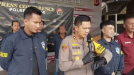 Kapolres Cimahi AKBP Niko Adi Putra mengungkap kasus pembunuhan terhadap pelajar SMPN di Bandung barat, hanya karena alasan diputus pertemanan, Minggu 15 Februari 2026. Foto: Ist