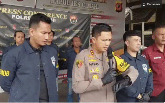 
					Kapolres Cimahi AKBP Niko Adi Putra mengungkap kasus pembunuhan terhadap pelajar SMPN di Bandung barat, hanya karena alasan diputus pertemanan, Minggu 15 Februari 2026. Foto: Ist