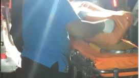 Petugas PMI langsung membawa ambulans melakukan evakuasi dua jasad korban kecelakaan tunggal, di jalur Jalan Raya Desa Jotangan, Kecamatan Mojosari, Kabupaten Mojokerto, Jumat dini hari sekitar pukul 01.00-01.15 WIB, 6 Februari 2026, . Foto: Instagram@jatimnetgroup