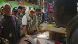 Bupati Jombang H Warsubi dan pejabat Bapanas melakukan sidak ke pasar tradisional untuk mengecek ketersediaan pangan jelang ramadah, Jumat 13 Februari 2026. Foto: kredonews.com/ elok apriyanto