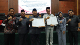 Ketua DPRD dan Bupati Jombang mengesahkan Raperda Desa kelurahan sadar hukum. Foto: kredonews.com/ elok apriyanto