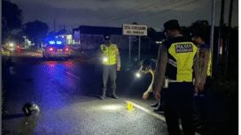 Aparat Polsek Prigran, Pasuruan, melakukan olah tempat kejadian (TKP) kejadian dua remaja jadi korban becagl, pada Selasa malam 22.30 WIB, di Jalan Raya Tamandayu, desa Durensewu, Prigran, Pasuruan. Foto: Instagram@pasuruankekinian