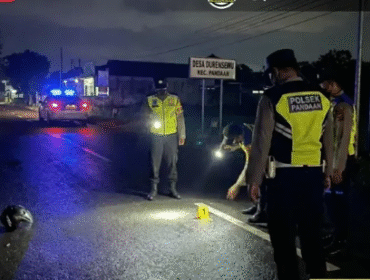 Aparat Polsek Prigran, Pasuruan, melakukan olah tempat kejadian (TKP) kejadian dua remaja jadi korban becagl, pada Selasa malam 22.30 WIB, di Jalan Raya Tamandayu, desa Durensewu, Prigran, Pasuruan. Foto: Instagram@pasuruankekinian