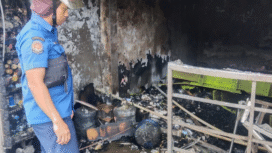 Tim Damkar melakukan pengamatan setelah memedamkan kebakara yang menimpa sebuah toko kelontong di desa, Rejoagun, Ploso,  Jombang, Kamis 26 Februari 2026. Foto: jombangkab.go.id