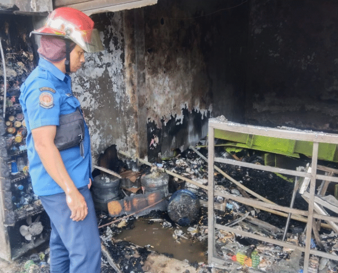 
					Tim Damkar melakukan pengamatan setelah memedamkan kebakara yang menimpa sebuah toko kelontong di desa, Rejoagun, Ploso,  Jombang, Kamis 26 Februari 2026. Foto: jombangkab.go.id
