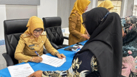 Kepala Dinas Pendidikan dan Kebudayaan Pemkab Jombang, Dra Wor Windari melaksanakan tanda tangan nasakah perjanjian hiban daerah (NPHD) kepada 180 lembaga yang bergerak di bidang pendidikan dan lkubdaya, menjelang pencarian hiba pokir. Foto: jombangkab.go.id