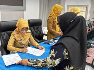 Kepala Dinas Pendidikan dan Kebudayaan Pemkab Jombang, Dra Wor Windari melaksanakan tanda tangan nasakah perjanjian hiban daerah (NPHD) kepada 180 lembaga yang bergerak di bidang pendidikan dan lkubdaya, menjelang pencarian hiba pokir. Foto: jombangkab.go.id
