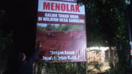 Poster gede di kawasan desa Sambeng, kecamatan Borodgur, Magelang. Isinya warga menolak tambang sirtu untuk uruk tol Bawen. Foto: ist
