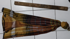 Polisi menyita barang bukti sarung dan balok kayu, saat melakukan pengerebgan adanya laporan ratusan remaja akan melakukan aksi perang saring di wilayah Cerme, Gresik, Sabtu malam 21 Febaruari 2026. Foto: kredonews.com/ sanny