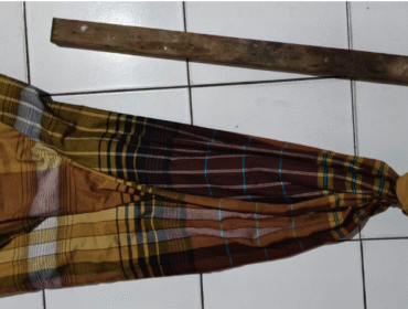 Polisi menyita barang bukti sarung dan balok kayu, saat melakukan pengerebgan adanya laporan ratusan remaja akan melakukan aksi perang saring di wilayah Cerme, Gresik, Sabtu malam 21 Febaruari 2026. Foto: kredonews.com/ sanny