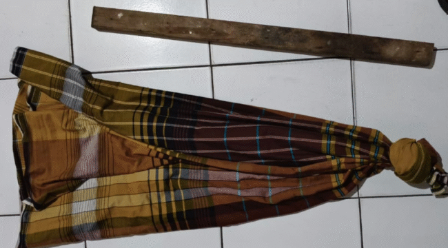 Polisi menyita barang bukti sarung dan balok kayu, saat melakukan pengerebgan adanya laporan ratusan remaja akan melakukan aksi perang saring di wilayah Cerme, Gresik, Sabtu malam 21 Febaruari 2026. Foto: kredonews.com/ sanny