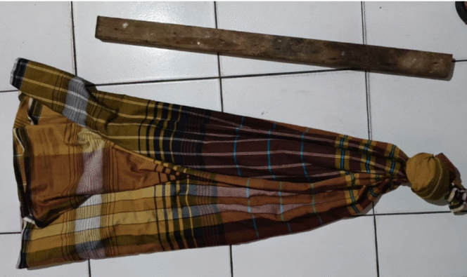 
					Polisi menyita barang bukti sarung dan balok kayu, saat melakukan pengerebgan adanya laporan ratusan remaja akan melakukan aksi perang saring di wilayah Cerme, Gresik, Sabtu malam 21 Febaruari 2026. Foto: kredonews.com/ sanny