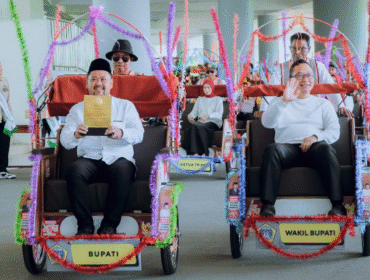 Bupati Fandi Akhmad Yani bersama Wakil Bupati Asluchul Alif,  bersama jajaran Forkopimda, kepala OPD, camat serta petugas kebersihan yaitu pasukan kuning dan pasukan hijau. Foto: Ist