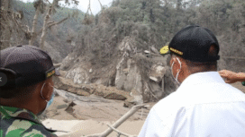 Hujan abu dan awan panas menyelimuti kawasan Lumajang Selatan, setelah tafi pagi pukul 05.30, Semeru erupsi lebih kuat hingga melemparkan abu setinggi 2.000 m, Sabtu 14 Febaruari 2026. Foto: is