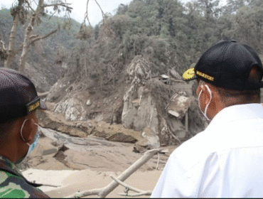 Hujan abu dan awan panas menyelimuti kawasan Lumajang Selatan, setelah tafi pagi pukul 05.30, Semeru erupsi lebih kuat hingga melemparkan abu setinggi 2.000 m, Sabtu 14 Febaruari 2026. Foto: is