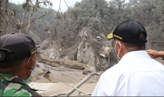 
					Hujan abu dan awan panas menyelimuti kawasan Lumajang Selatan, setelah tafi pagi pukul 05.30, Semeru erupsi lebih kuat hingga melemparkan abu setinggi 2.000 m, Sabtu 14 Febaruari 2026. Foto: is