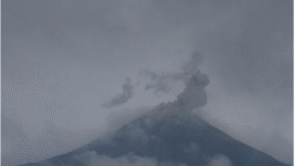 Jumat pagi ini, gunung Semeru 13 Februari 2026, alamu ersupsi kembali degan kekuatan kolom abu 1000 m. Saat ini status Siaga III. Warga masyarakat diimbau tetap wasapada dan hari-hati. Foto: Instagram@liputan6