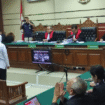 Sebelum memberikan keterangan dalam sidang Pengadilan Tipikor, Gubernur Jatim Khofifah Indar Parawansa didumpah, Kamis 12 Februari 2026. Foto: Ist