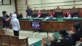 Sebelum memberikan keterangan dalam sidang Pengadilan Tipikor, Gubernur Jatim Khofifah Indar Parawansa didumpah, Kamis 12 Februari 2026. Foto: Ist