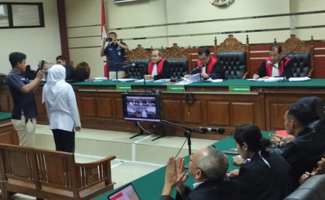 
					Sebelum memberikan keterangan dalam sidang Pengadilan Tipikor, Gubernur Jatim Khofifah Indar Parawansa didumpah, Kamis 12 Februari 2026. Foto: Ist