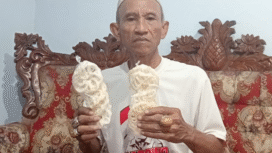 Sutaji (66), pedagang kerupuk keliling asal Dusun Budug, Desa Tugusumberjo, Kecamatan Peterongan, Kabupaten Jombang, Jawa Timur, dipastikan berangkat ke Tanah Suci pada musim haji 2026. Foto: kredonews.com/ elok apriyanto