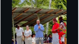 Tetuadan tokoh adat suku Toraja menjatuhkan sanksi adat kepada Pandji Pragiwaksono, dalam sebuah upacara adatl berlangsung, Selasa, 10 Februari 2026. Foto: Instagra@lbj_jakarta