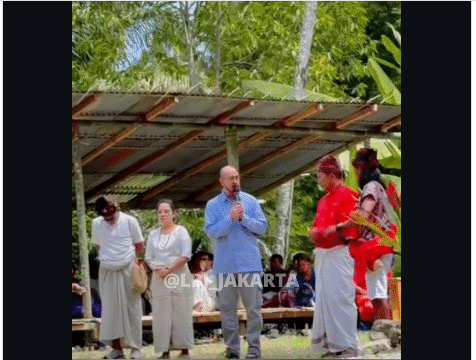 Tetuadan tokoh adat suku Toraja menjatuhkan sanksi adat kepada Pandji Pragiwaksono, dalam sebuah upacara adatl berlangsung, Selasa, 10 Februari 2026. Foto: Instagra@lbj_jakarta