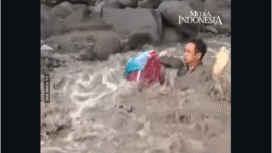 Abdul Rochim menggendong anaknya Vita, siswi SDN kelas IV, terseret arus air Sungai Regoyo yang sedang banjir akibat lahar dingin dari Semeru, Senin 23 Februari 2026. Mereka berhasil diselematkan oleh warga. Foto: insatagram@mediaindonesia