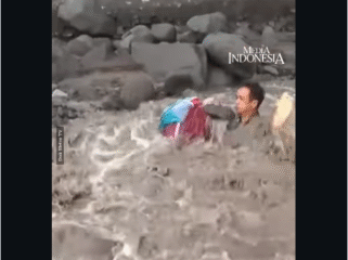 Abdul Rochim menggendong anaknya Vita, siswi SDN kelas IV, terseret arus air Sungai Regoyo yang sedang banjir akibat lahar dingin dari Semeru, Senin 23 Februari 2026. Mereka berhasil diselematkan oleh warga. Foto: insatagram@mediaindonesia