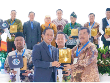 Bupati Jombang, Warsubi menerima sertipikat menuju kabupaten bersih, dari Menteri LH, Rabu 25 Februari 2026. Foto: jombangkab.go.id