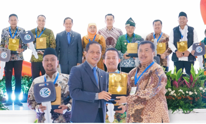
					Bupati Jombang, Warsubi menerima sertipikat menuju kabupaten bersih, dari Menteri LH, Rabu 25 Februari 2026. Foto: jombangkab.go.id