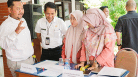 Bupati Gresik Fandi Akhmad Yani melakukan kunjungan ke Dinas Tenaga Kerja (Disnaker) Kabupaten Gresik, Selasa (11/2). Bupati Yani menyapa langsung para pencari kerja yang tengah mengikuti proses rekrutmen dan wawancara kerja. Foto: kredonews.com/ sanny