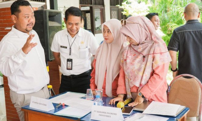 
					Bupati Gresik Fandi Akhmad Yani melakukan kunjungan ke Dinas Tenaga Kerja (Disnaker) Kabupaten Gresik, Selasa (11/2). Bupati Yani menyapa langsung para pencari kerja yang tengah mengikuti proses rekrutmen dan wawancara kerja. Foto: kredonews.com/ sanny