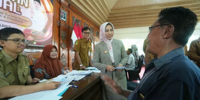 
					Pemkot Mojokerto Ringankan Beban Tukang Becak Jelang Idul Fitri. Ist