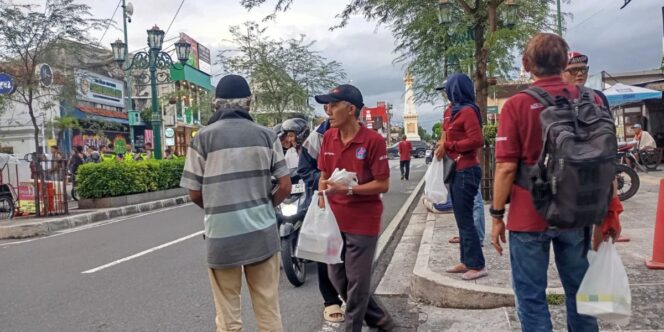 
					Solidaritas Ramadhan: ABI Bagikan Ratusan Nasi Box di Tugu. Ist