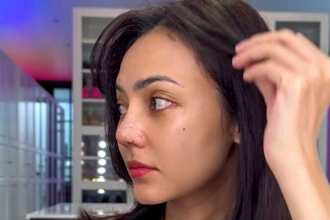 
					Rina Nose ungkap alasan operasi hidung dengan dokter Tompi di Indonesia. (Instagram @rinanose16)