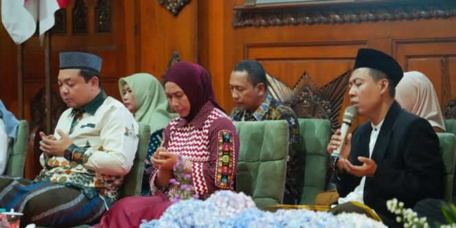 
					Ramadan Penuh Cinta: Ning Ita Berbagi Kebahagiaan dengan Anak Yatim. Ist