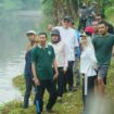 Ning Ita & Cak Sandi Pimpin Kerja Bakti, Warga Mojokerto Bersatu Jaga Sungai Brangkal. Ist