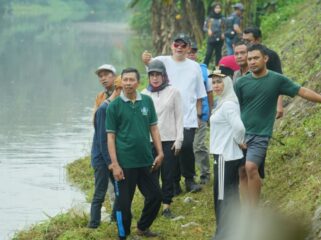 Ning Ita & Cak Sandi Pimpin Kerja Bakti, Warga Mojokerto Bersatu Jaga Sungai Brangkal. Ist