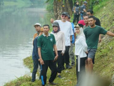 Ning Ita & Cak Sandi Pimpin Kerja Bakti, Warga Mojokerto Bersatu Jaga Sungai Brangkal. Ist