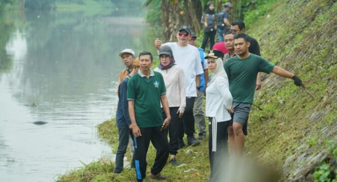
					Ning Ita & Cak Sandi Pimpin Kerja Bakti, Warga Mojokerto Bersatu Jaga Sungai Brangkal. Ist