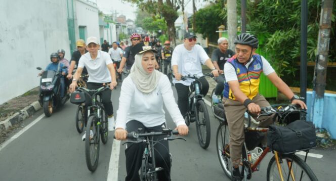 
					ASN Mojokerto Wajib Gowes Setiap Jumat, Ning Ita Canangkan Bike to Work. Ist